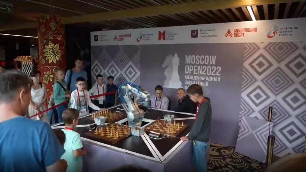 俄罗斯国际象棋赛意外 7岁男孩被机械棋手弄断手指-恩威信息网