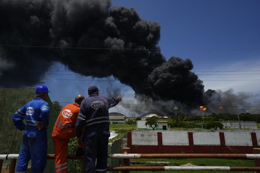 古巴马坦萨斯市一个储油罐遭雷击起火并引发4起爆炸-恩威信息网