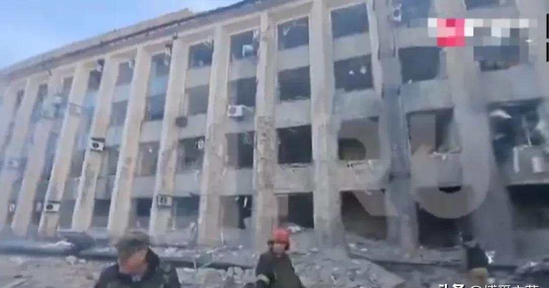 顿涅茨克市行政大楼被火箭弹击中，乌发布空袭警报-恩威信息网